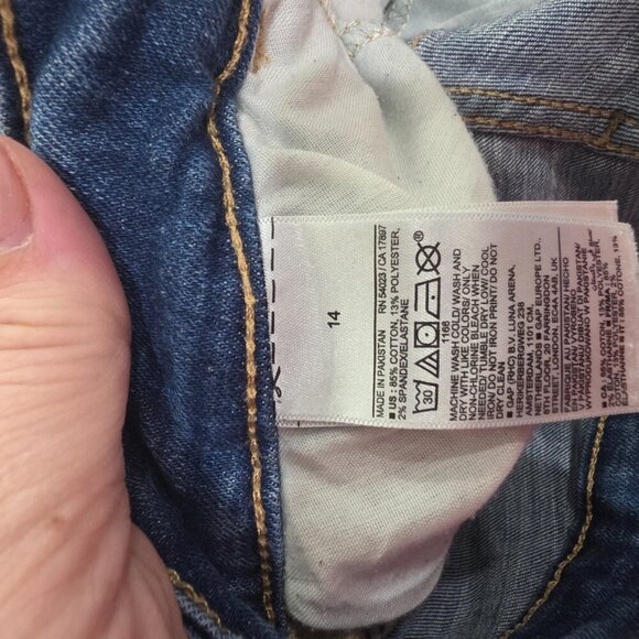 ๐ฆ Old Navy Distressed Skinny Jeans โ Size 14 โ Knee Rips & Cutoff Hems! ๐ฅ - Picture 2 of 10